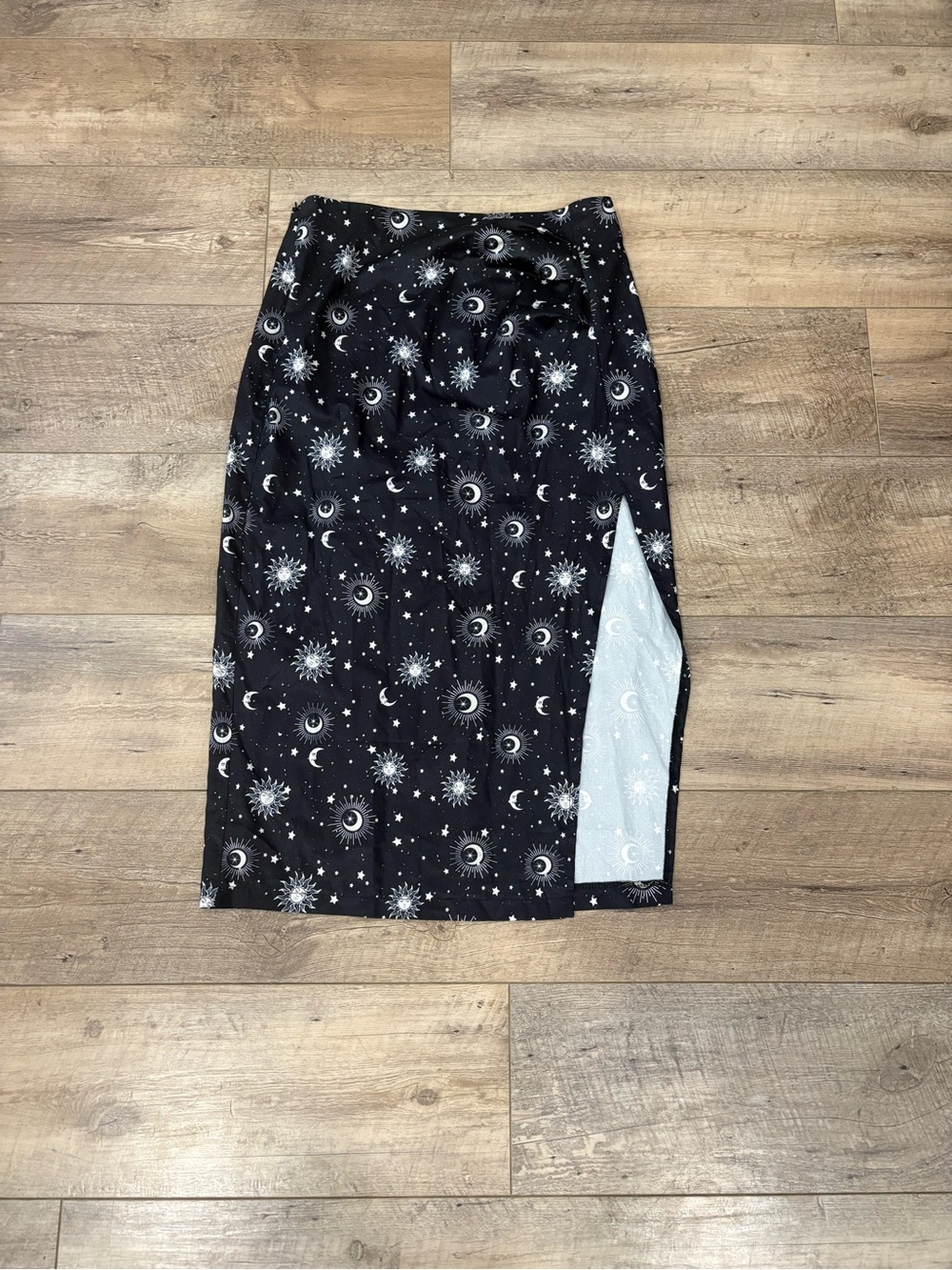 ROMWE Black Midi Skirt with Celestial Print and Side Slit